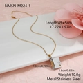 Dettaglio del ciondolo a libro in acciaio con incisione a cuore su catena d'oro - Stile Libro Cucitura Oro Argento (NMSN-M224-1)