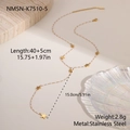 Detalle de collar de acero dorado con estrellas y cuentas blancas sobre plato cristal - Estrella de Cinco Puntas Blanca (NMSN-K7510-5)