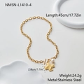 Dettaglio collana croce in oro 18k con perla e chiusura a levetta in acciaio inossidabile - Oro 18K / Collana (NMSN-L1410-4)