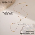 Detalle de collar en Y de acero inoxidable dorado con cuentas blancas y cruces - Cruz Dorada (NMSN-K7510-3)