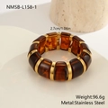 Détail macro du bracelet en résine ambrée avec séparateurs en acier et dimensions - Ambre (NMSB-L158-1)