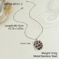 Vista macro della collana con pendente ovale leopardato con dimensioni e trama in acciaio - Collana Leopardo Argento (NMSN-M121-2) / Oro 18K