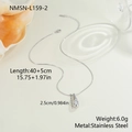 Detail van de zilveren roestvrijstalen druppelketting met zirkoon en karabijnsluiting - Zilverkleurige Waterdruppel Halsketting (NMSN-L159-2)