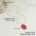 Dettaglio del ciondolo ovale in agata rossa su cornice in acciaio argento e catena - Collana Marmo Rosso Argento (NMSN-M122-2) / Oro 18K