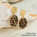 Dettaglio di orecchini ovali leopardati con metallo dorato martellato su sfondo conchiglia - Orecchini Leopardo Oro (NMSE-M121-3) / Oro 18K