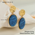 Dettaglio di orecchini pendenti in resina blu vintage in acciaio inossidabile donna - Orecchini Marmo Blu Oro (NMSE-M123-3) / Oro 18K
