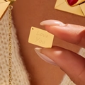 Vergoldeter Umschlag-Anhänger mit Love You Gravur für Valentinstag-Geschenk - Goldenes Gravur-Label "Love You"