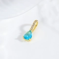 Vue macro d'un pendentif goutte en zircon bleu plaqué or 18k avec pavé de diamants - Style Goutte d'Eau Bleu Ciel (ZYN-DMK884G-2)