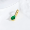 Vue macro détaillée d'un pendentif émeraude taillé en poire avec monture en plaqué or - Style Goutte d'Eau Émeraude (ZYN-DMK884G-1)