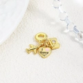 Détail de breloques de voyage avec avion doré, cœur rose émaillé et petit pendentif valise - Avion Cœur Rose Valise (ZYN-DMK895G-3)