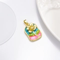 Vue macro détaillée du pendentif fleur vintage en or avec émail bleu et petite perle - Pendentif Fleur Dorée Dégradé Bleu Rose Rectangulaire (ZYN-DMK969G-1)