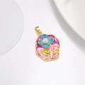 Détail macro du pendentif rose émaillée avec perle centrale et finition en cuivre doré - Pendentif Fleur Bleue Émail Dégradé Violet (ZYN-DMK967G-1)