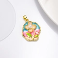 Détail du pendentif fleur avec émail bleu, perle fantaisie et accents en métal doré - Pendentif Fleur Rose Émail Fond Bleu (ZYN-DMK967G-2)