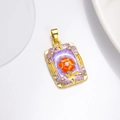 Détail du pendentif fleur doré avec émail violet et perle d'imitation blanche - Pendentif Rectangulaire Fleur Orange Fond Violet (ZYN-DMK987G-2)