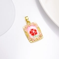 Détail d'un pendentif rose rectangulaire doré avec émail rose et une perle au centre - Pendentif Rectangulaire Fleur Rouge Fond Rose (ZYN-DMK987G-3)