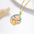 Détail du collier pendentif rose en émail avec centre en perle et chaîne dorée sur fond blanc - Collier Fleur Rose Émail Fond Bleu (ZYN-DMK967G-2A)