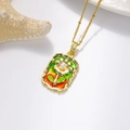 Détail du pendentif rose vintage avec émail vert et perle sur une fine chaîne dorée - Collier Fleur Blanche Dégradé Vert Orange (ZYN-DMK968G-2A)