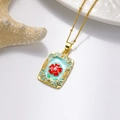 Détail macro du pendentif en or vintage avec rose rouge et goutte d'huile bleue sur blanc - Collier Rectangulaire Fleur Rouge Fond Bleu Clair (ZYN-DMK987G-1A)
