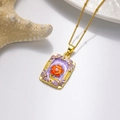 Gros plan du pendentif floral rectangulaire en émail avec perle et chaîne dorée - Collier Rectangulaire Fleur Orange Fond Violet (ZYN-DMK987G-2A)