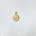 Detalle de un colgante de estrella en oro de 18K con incrustación de concha y borde - Dije de Estrella
