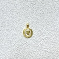 Detalle de colgante de corazón con borde dorado trenzado e incrustación de nácar - Colgante de corazón
