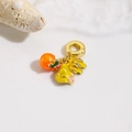 Vista de detalle de colgantes de verano con sombrero de sol, chanclas y dije de fruta - Estilo de Accesorios de Playa Tropical (ZYN-DMK1016G-2)