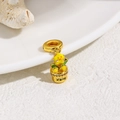 Macro de un dije de planta en maceta dorada con flor de estrella amarilla y hojas - Estilo de Planta en Maceta con Estrella Amarilla Viva (ZYN-DMK1032G-2)