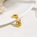 Detalle macro del dije de maceta dorada con estrella de esmalte rosa y circonitas - Estilo de Planta en Maceta con Estrella Rosa Dulce (ZYN-DMK1032G-3)