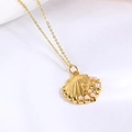 Detail van de gouden schelphanger ketting met witte parels en fijne O-ketting schakel - Gouden Imitatieparel Schelp Met Halsketting