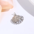 Macro-opname van een schelphanger met zeester-motief en witte imitatieparels - Zilveren Kunstparel Schelp Zonder Ketting
