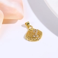 Makroaufnahme eines goldenen Jakobsmuschel-Anhängers mit Zirkonia und feiner Textur - Gold Zirkonia Muschel Ohne Kette