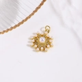 Detail eines Sonnenblumen-Anhängers mit Perle und 18K vergoldeten Zirkonia-Blütenblättern - Goldene Schneeflocken-Anhänger