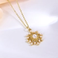 Nahaufnahme des goldenen Sonnenblumenanhängers mit Perle und strahlenden Perlen - Gold Schneeflocke Halskette Set