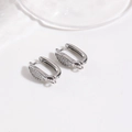 Vista macro de ganchos para pendientes en U plateados con pavé de circonitas y aro DIY - Estilo de Hoja Pavé (ZYN-DME758P)