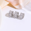 Makrofoto von 18K vergoldeten Abstandsperlen mit Zirkonia-Steinen für DIY-Schmuckherstellung - Stil 4 (Zylinder mit Zahnradkante und Baguette-Zirkonia) / Weiß