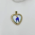 Détail macro du pendentif cœur Vierge Marie en finition dorée avec cristaux blancs - Style Sainte Marie 2 (DMK1151G-3) / Pendentif uniquement