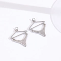 Macro-opname van zilveren geometrische hangers met zirkonia voor doe-het-zelf sieraden - Bikinibroekje Vorm / Witte Broek