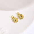 Detail van twee gouden schelphangers met zwarte steen voor DIY sieraden maken - Zwart