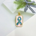 Détail du pendentif Tarot en émail rose avec ruban Hope bleu et bords dorés - Style Ruban Espoir Bleu (ZYN-DMK1163G-1)