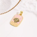 Macro-opname van een rechthoekige emaille hanger met zwarte schelp en gouden textuur - Roze en Witte Zonnestraal Zwarte Schelp Hanger (ZYN-DMK1154G-1)
