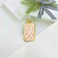 Vue détaillée du pendentif tarot doré avec ruban rose posé sur une boîte cadeau - Style Ruban Rose (ZYN-DMK1162G-2)