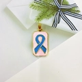 Détail du pendentif tarot ruban rose avec émail, bordure dorée et anneau de suspension - Style Ruban Bleu (ZYN-DMK1162G-3)
