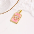 Detail van een rechthoekige gouden hanger met roze emaille en evil eye hartontwerp - Roze Zandpatroon Paars Hart Oog Hanger (ZYN-DMK1156G-2)