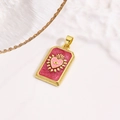 Macro detail van gouden tarot hanger met rood emaille en roze hart met oogmotief - Rode Zonnestraal Roze Hart Oog Hanger (ZYN-DMK1156G-3)
