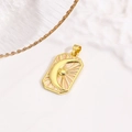 Detailweergave van de rechthoekige gouden hanger met roze emaille maan en zonnestraalmotieven - Roze en Witte Zonnestraal Halve Maan Hanger (ZYN-DMK1158G-3)