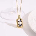 Macro-opname van een gouden tarot hanger met blauw emaille oog aan een fijne kralenketting - Blauwe Zonnestraal Boze Oog Halsketting (ZYN-DMK1152G-1A)