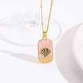 Macro-opname van een gouden kralenketting met roze emaille hanger op een witte tafel - Roze en Witte Zonnestraal Zwarte Schelp Halsketting (ZYN-DMK1154G-1A)