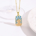 Detailopname van gouden schelp tarot hanger met blauw en roze emaille aan een ketting - Blauwe en Roze Zonnestraal Gouden Schelp Halsketting (ZYN-DMK1154G-2A)