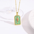 Detail van een vierkante gouden hanger ketting met kleurrijke koi vis op groene achtergrond - Groene Achtergrond Gouden Koi Halsketting (ZYN-DMK1155G-1A)