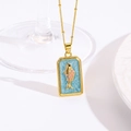 Gedetailleerde weergave van een gouden hanger met blauw emaille en een koi vis reliëf - Lichtblauwe Achtergrond Roze Koi Halsketting (ZYN-DMK1155G-2A)